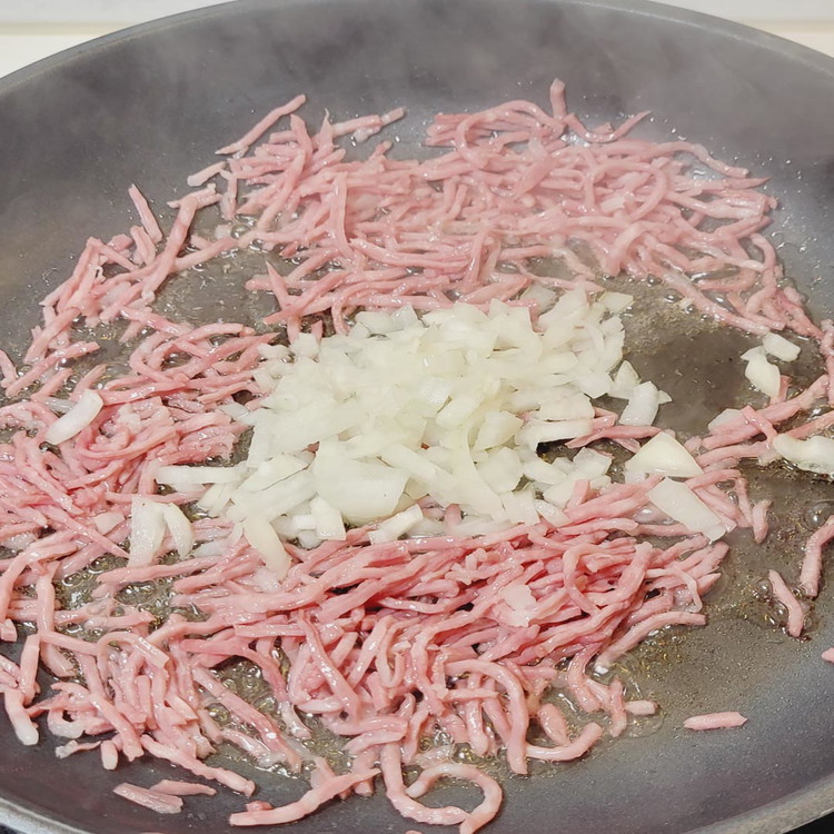 Image of Zwiebel hinzu geben