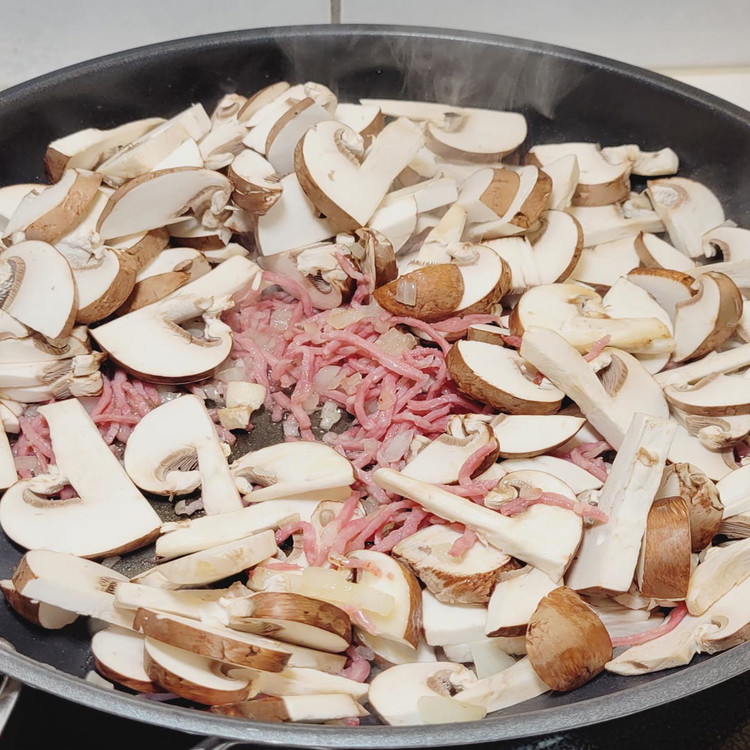 Image of Geschnittene Pilze ebenfalls in die Pfanne geben