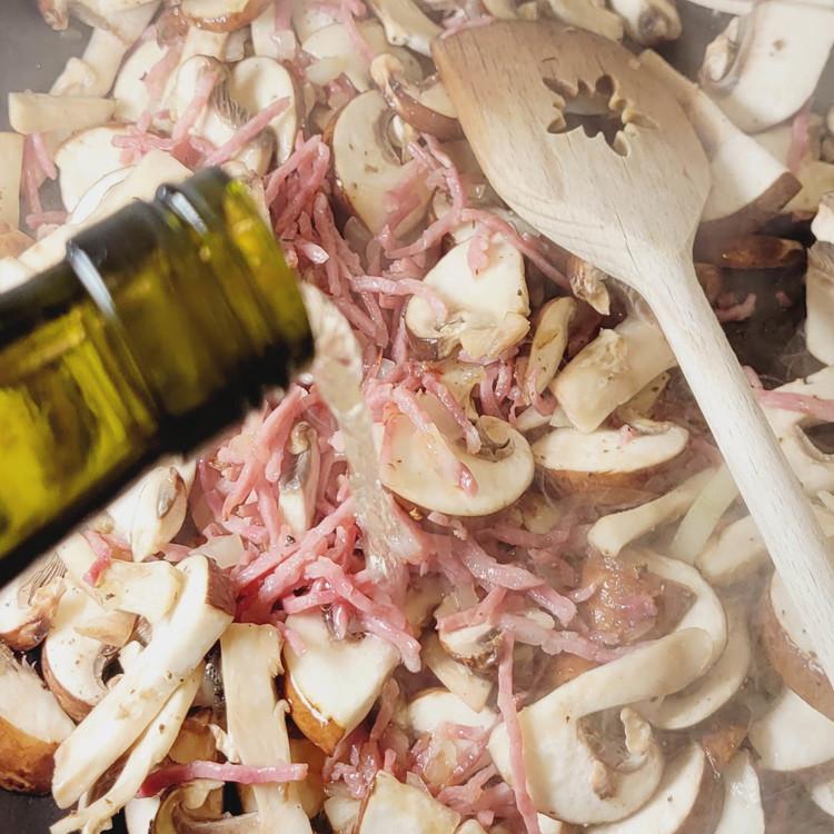 Image of Mit etwas Weisswein ablöschen