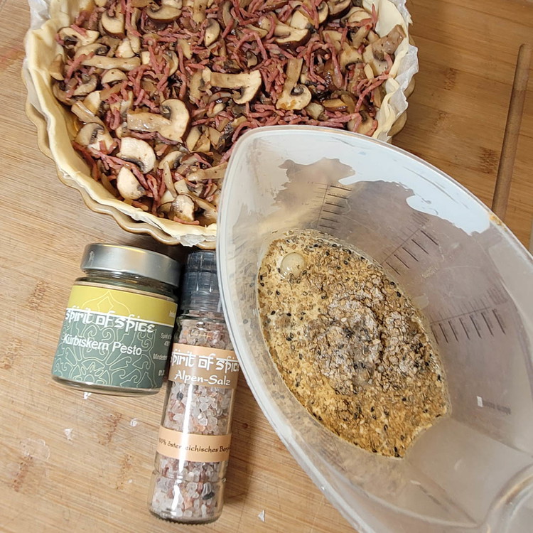 Image of würze mit 3 EL Kürbiskernpesto & Zitronenpfeffer von Spirit of Spice, salzen und kräftig verquirlen