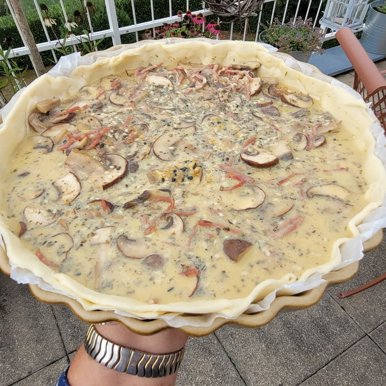 Image of Jetzt kannst du die Quiche bei 220 Grad O/U Hitze während 30 Minuten backen