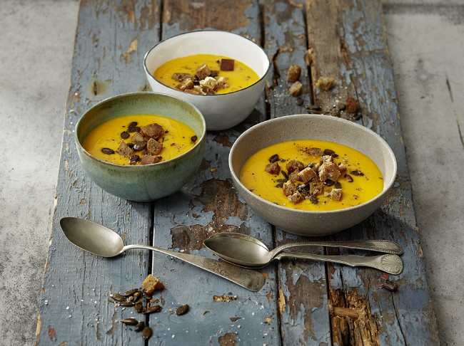 Image of Kürbissuppe mit Croûtons und Kürbiskernen