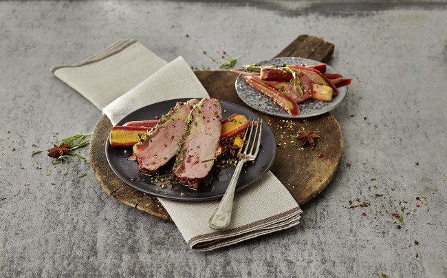 Image of Roastbeef mit Gewürzkruste und bunten Sternanismöhren