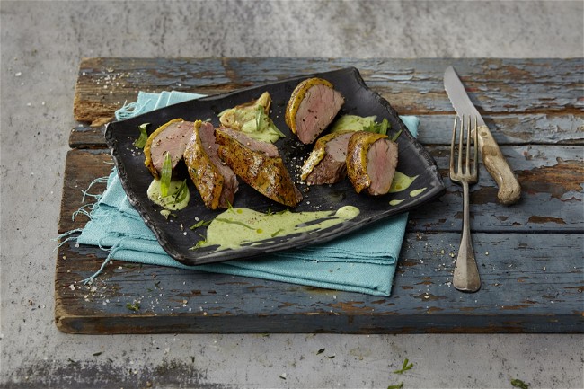 Image of Schweinefilet mit Estragon-Sauce und Gewürzkruste