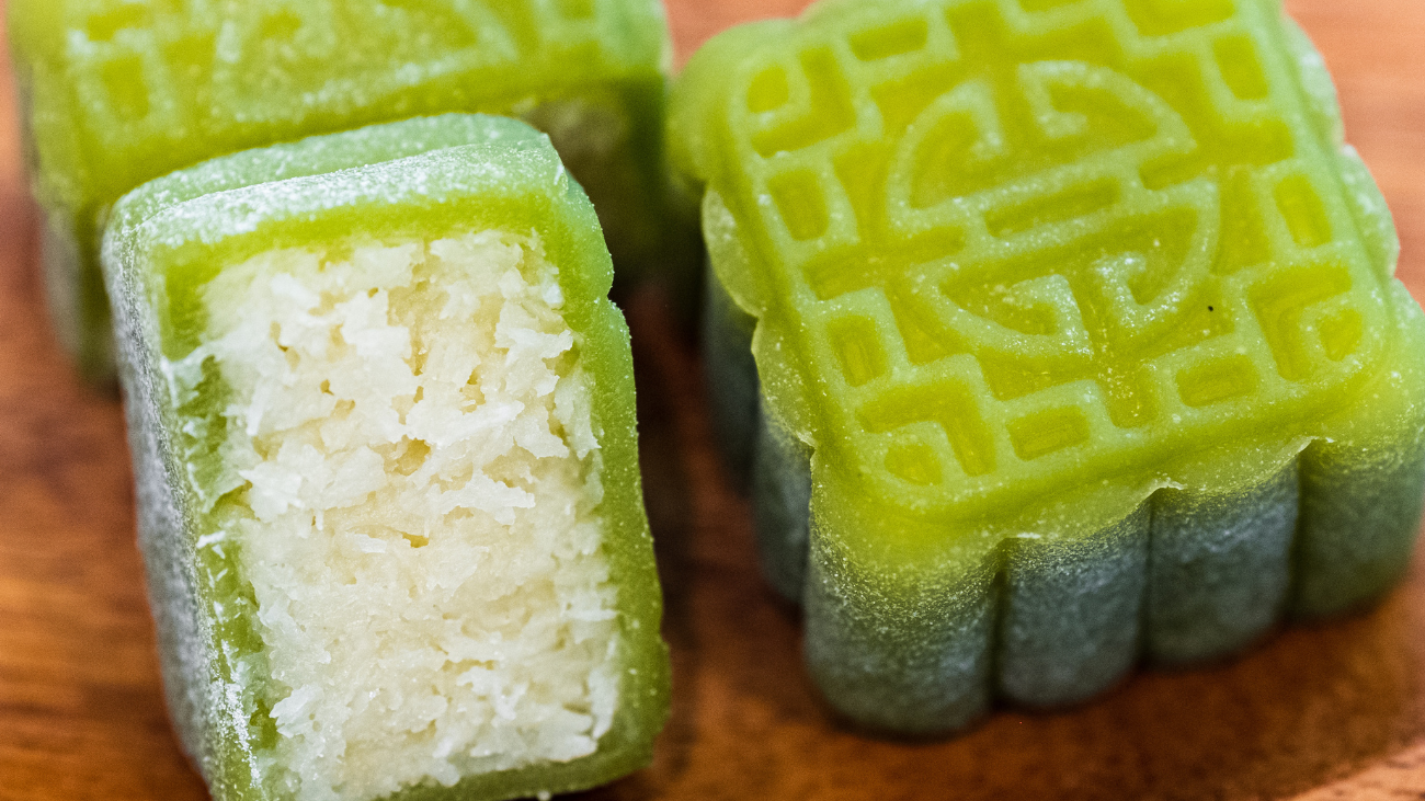 Image of Snowy Coconut Mooncake Recipe (椰蓉月饼)
