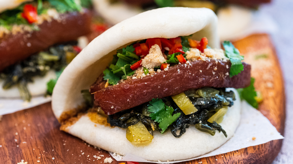 Taiwanese Gua Bao Bun (台湾褂包)