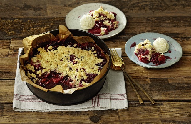 Image of Zwetschgencrumble mit Vanilleeis