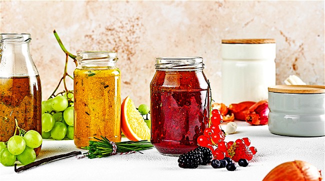 Image of Fruchtiges Salatdressing mit Marmelade