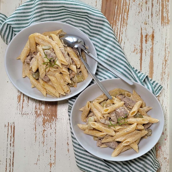 Image of Pasta mit Gurke und Sauerrahm