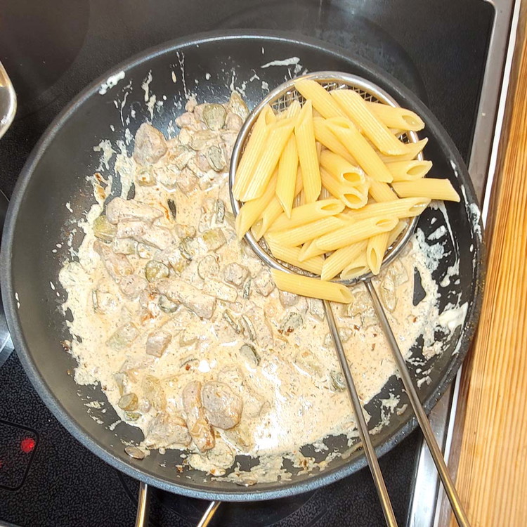 Image of Zum Schluss gibst du die Pasta zur Gurkensauce. Alles gut vermischen und 