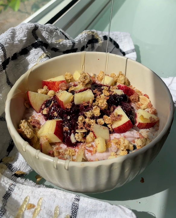 Apple & blueberry crumble overnight oats