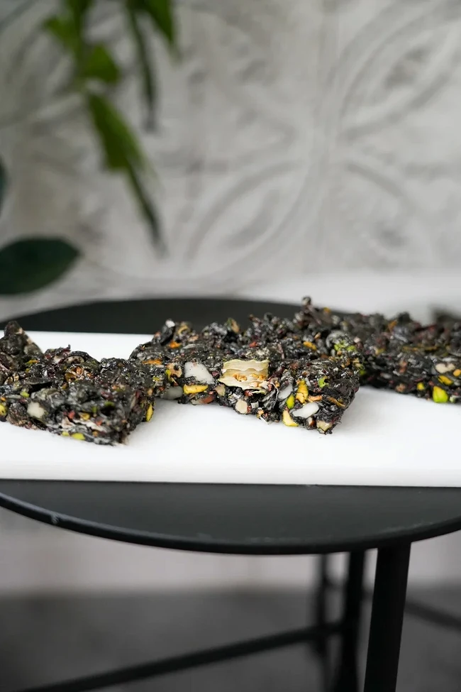 Image of 乾燥野菜とナッツ、黒ごまのグラノーラバー