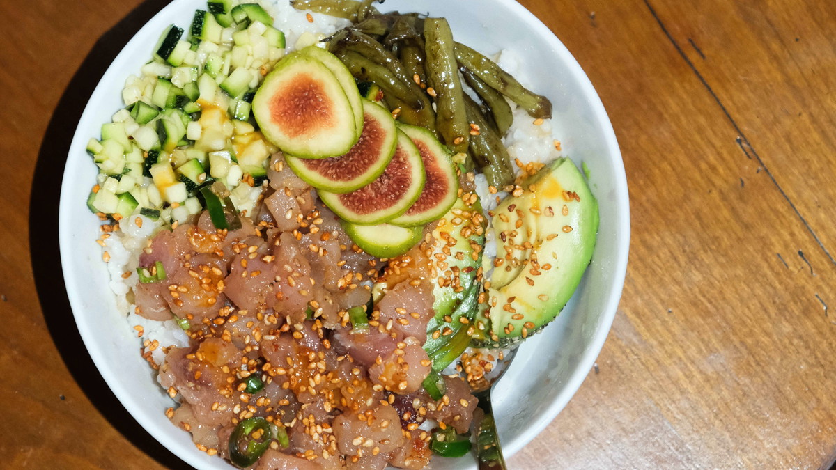 Poké de bonite, avocat, figue, sésame kimchi & hot sauce kumquat