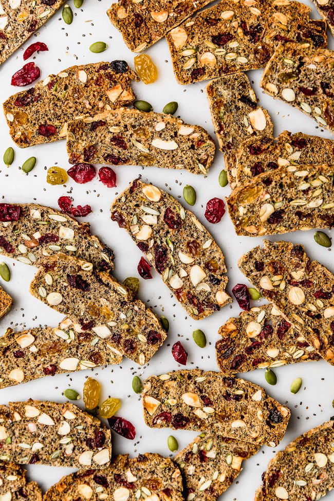 Image of Crackers con almendras, pasas y semillas