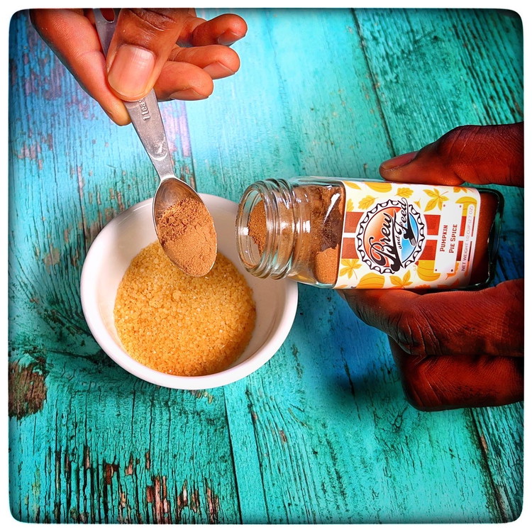 Image of Mix sugar and pumpkin pie spice together in a small bowl