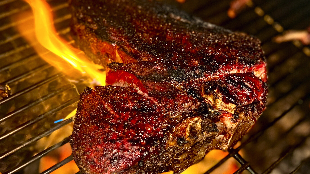 Steak « t-bone » sur BBQ au charbon – BBQ Québec