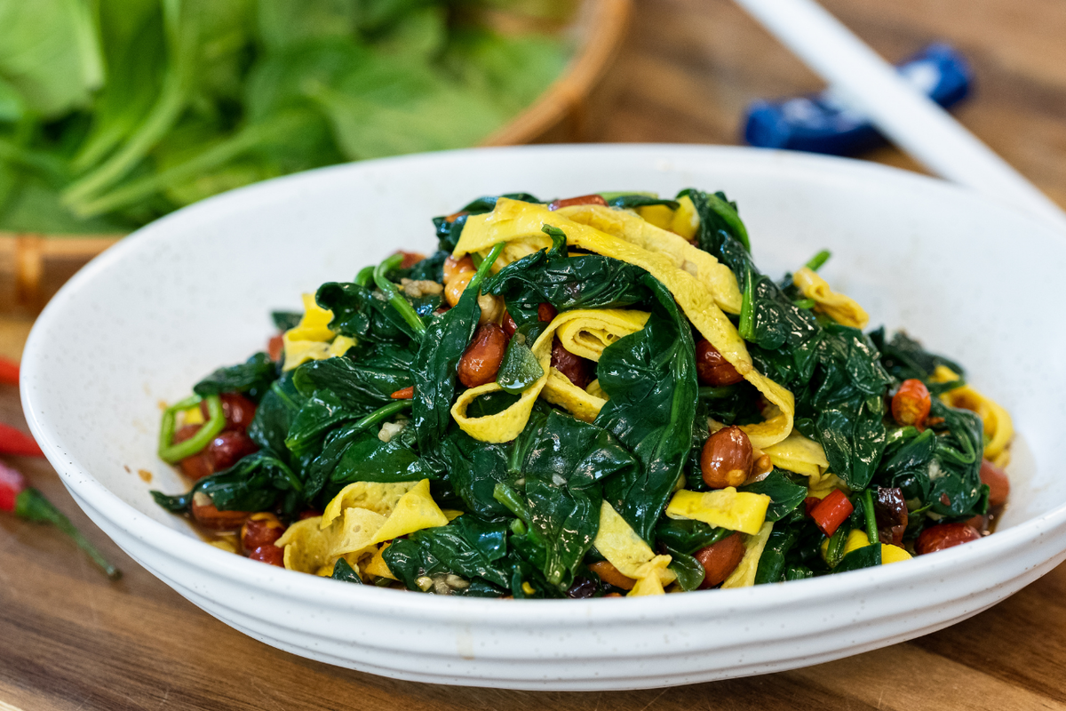 Spinach Salad with Peanuts in Black Vinegar (陈醋菠菜拌花生)