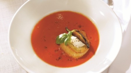 Image of Tomatencremesuppe mit Auberginen-Mozzarella-Crostini
