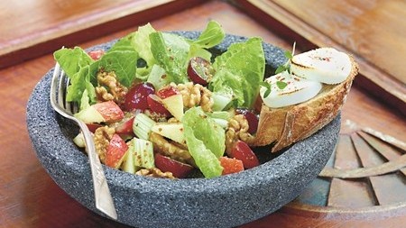 Image of Herbstlich-fruchtiger Salat mit Ziegenkäse