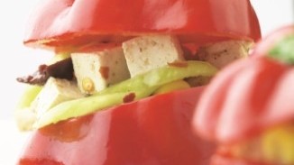 Image of Gefüllte Paprika mit scharf mariniertem Tofu und Jalapeños