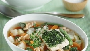 Image of Knackige Gemüsesuppe mit Tofu und grünen Bohnen