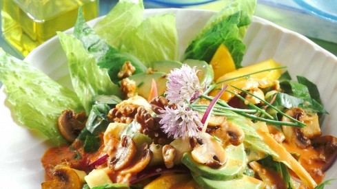 Image of Bunter Sommersalat mit Mango und Avocado