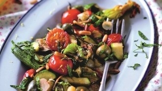 Image of Lauwarmer Salat aus Zucchini und Tomaten