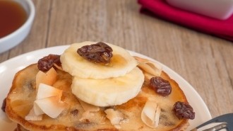 Image of Fluffige Buttermilch-Dinkel-Pancakes mit Weinbeeren