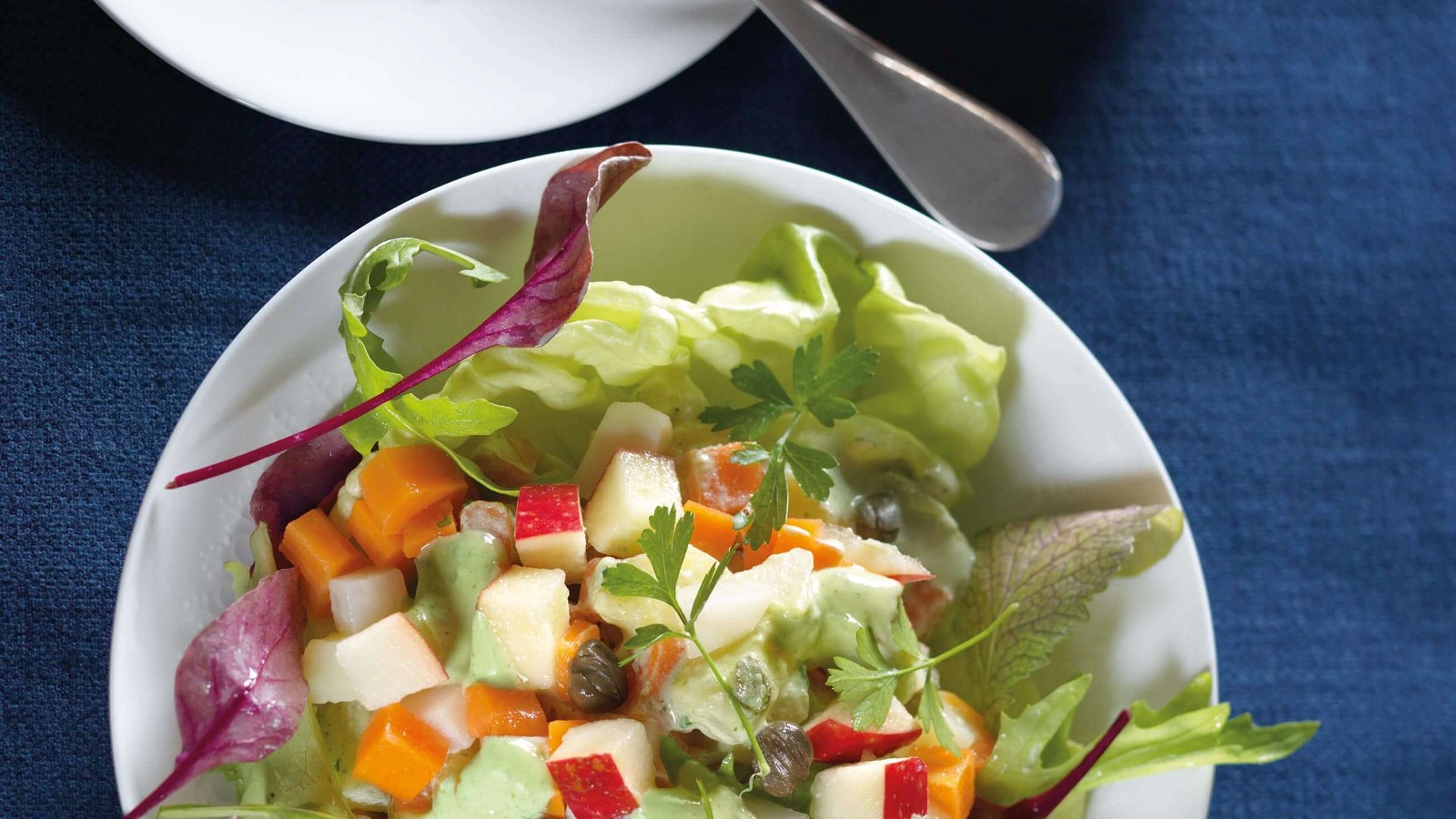 Image of Gemüse-Salat mit Apfel und Sauce Tartar