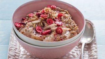 Image of Fruchtiges Bananen-Apfel-Porridge mit gefriergetrockneten Cranberries