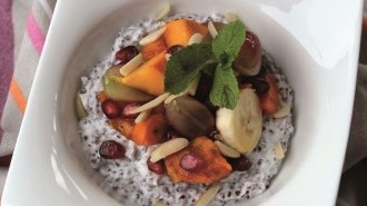 Image of Obstsalat mit roter Quinoa und Vanillejoghurt