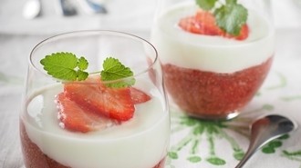 Image of Erdbeer-Chia-Pudding mit Zitronen-Joghurt-Sauce