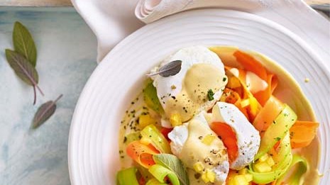 Image of Gemüsenudeln mit pochiertem Ei und Senfsosse