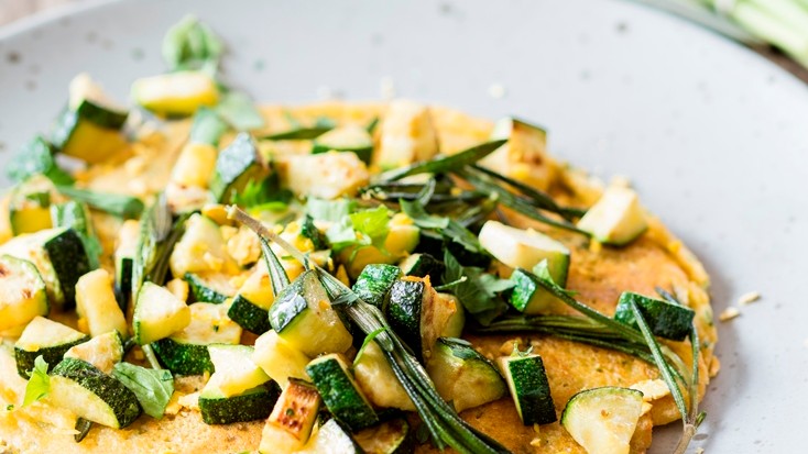Image of Lupinen-Omelett mit Zucchini und Rosmarin