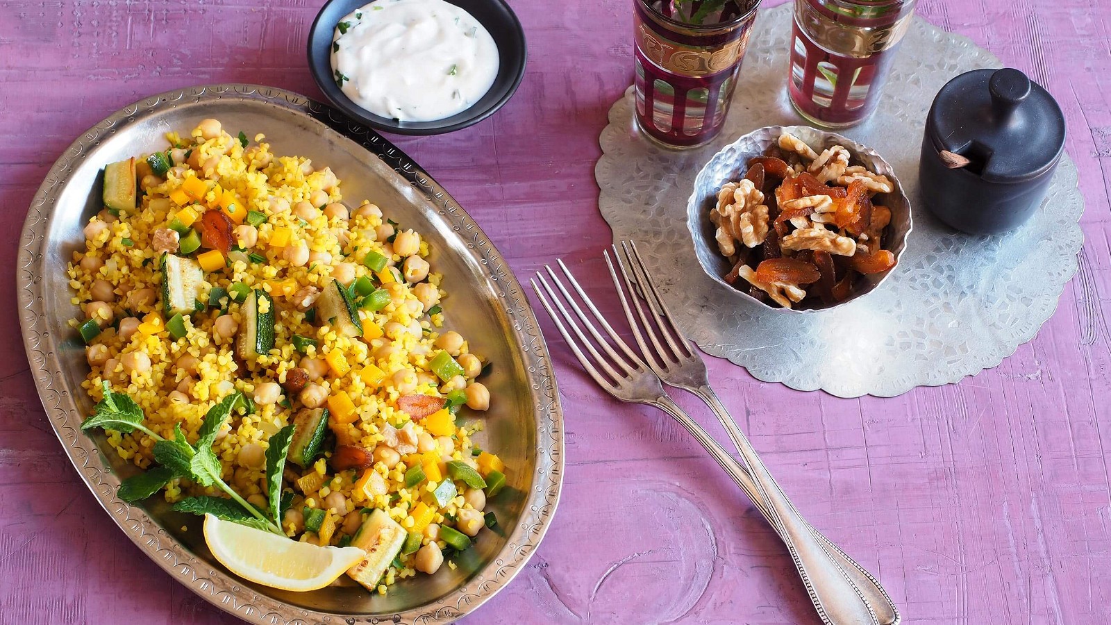 Image of Gemüse-Bulgur-Pilaw mit Safran, Aprikosen und Joghurt-Minze-Dip