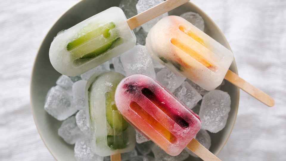 Image of Kokoswasser-Popsicles mit frischen Früchten