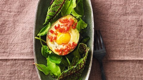 Image of Avocado mit Ei aus dem Ofen
