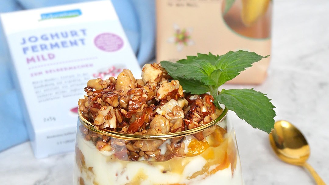 Image of Selbstgemachter Kokos-Joghurt mit Mango und Nuss-Crunch-Topping