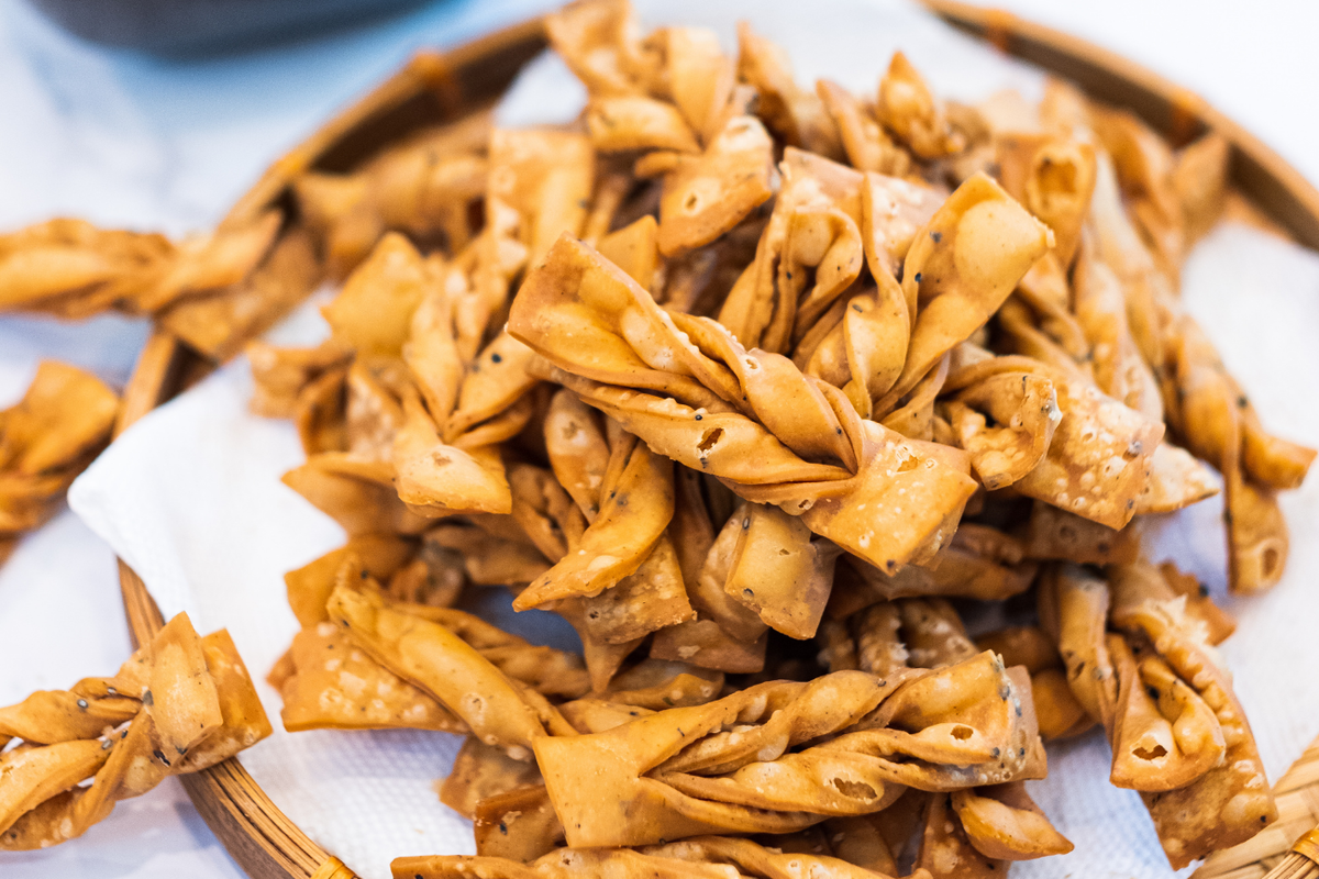 Twisted Sesame Crackers (炸麻叶)