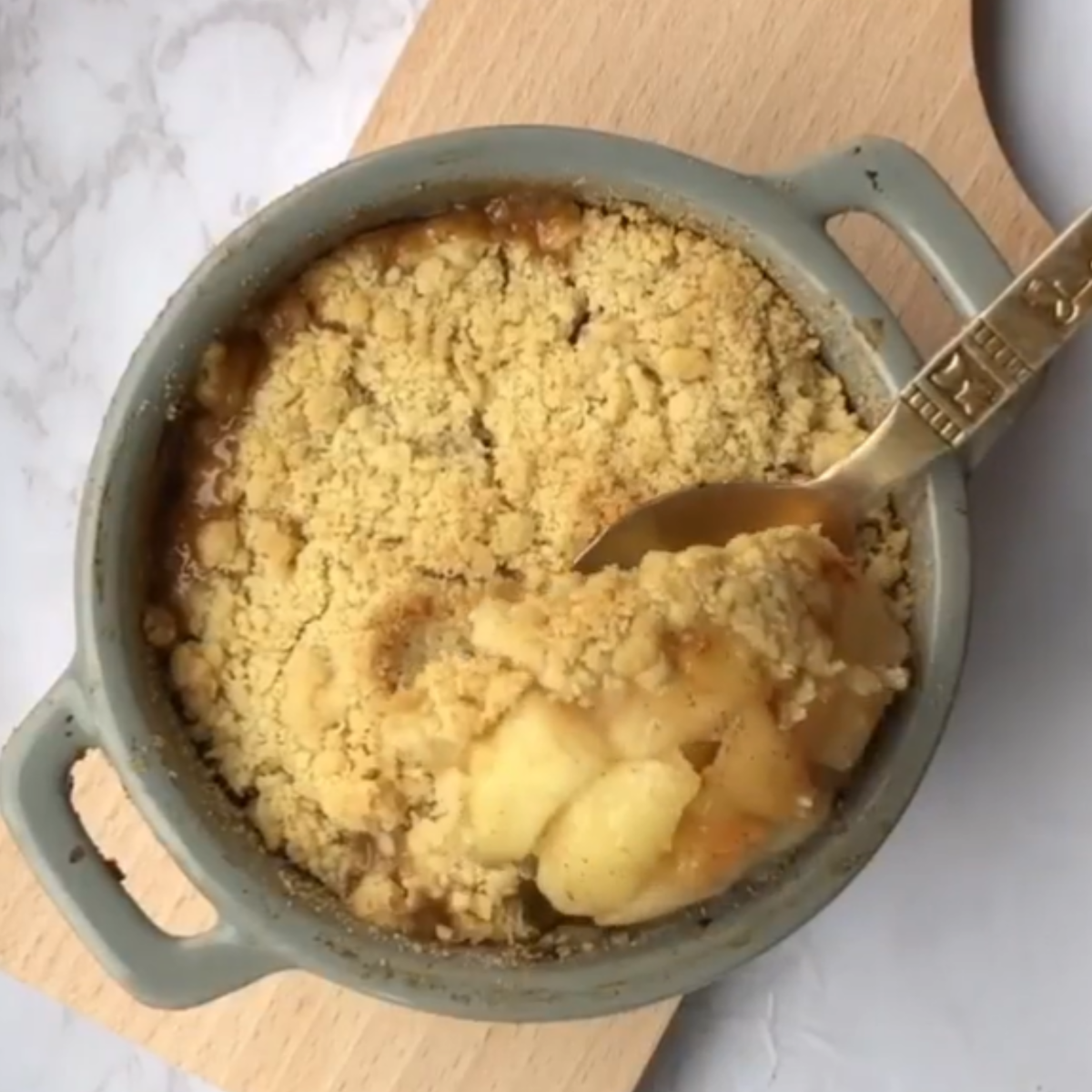 Apple crumble with cinnamon sugar