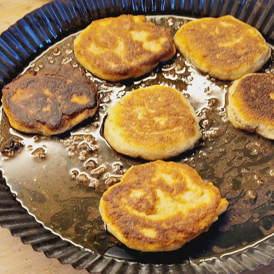 Image of Aus dem aufgegangenen Teig , mit feuchten Händen, 6 gleich grosse Kuglen formen. Die Kugeln zu Fladen drücken. In der Pfanne, in Butter, pro Seite 3 - 4 Minuten goldgelb ausbacken. Beiseite stellen. Die Naan Brote wirst du zum Anrichten...