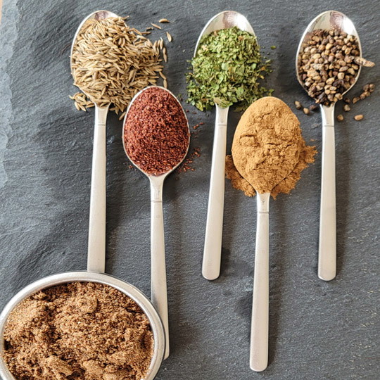 Image of Jetzt machst du dir die Gewürzmischung. Wenn du schon alle Gewürze als Pulver hast kannst du sie dir direkt mischen. Wir bevorzugen, wenn immer möglich, ganze Gewürze und mörsen sie. Du kannst die Gewürze aber auch prima in der Gewürzmühle...