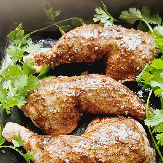 Image of Die marinierten Pouletschenkel legst du in eine Ofenfeste Form. Sie bleiben für 45 Minuten in der 180 Grad warmen Ofenmitte zum Garen.