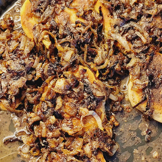 Image of In der Pfanne die 100 ml Olivenöl sehr heiss werden lassen und darin die geschnittenen Zwiebeln ein paar Minuten scharf anbraten. Die Temperatur tiefer stellen, die Zwiebeln mit salzen und mit Sumach würzen. 10 Minuten leise köcheln lassen und beiseite...