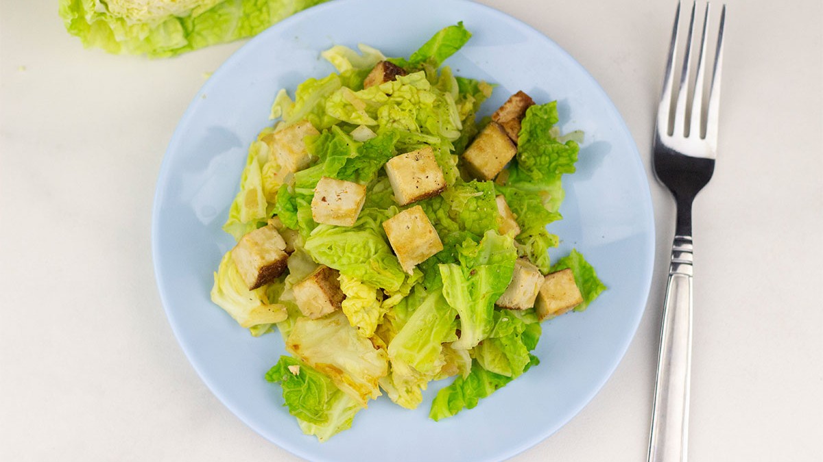 Image of Herzhafter Räuchertofu mit Wirsingkohl