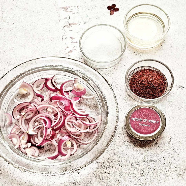 Image of Mit Sumach, einer Prise Salz und dem Balsamico würzen