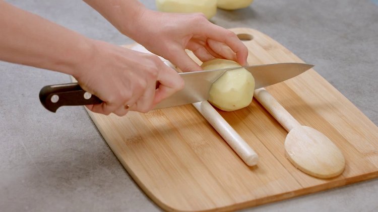 Image of Nettoyez les pommes de terre et séchez les avec un...