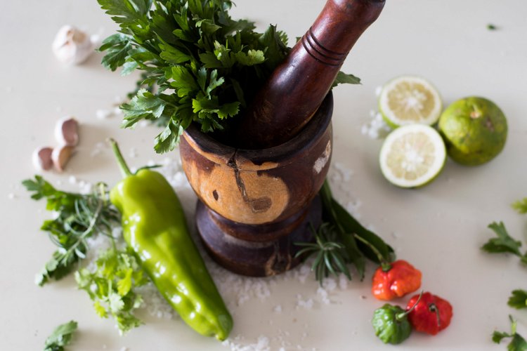 Image of In a mortar, put garlic, half cilantro branch, half parsley...