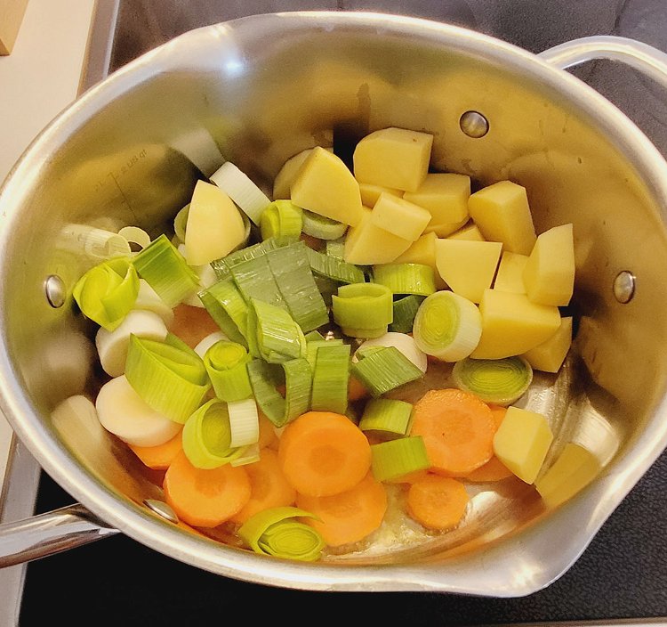 Image of Das klein geschnittene Gemüse mit den Kartoffeln und den 2/3...