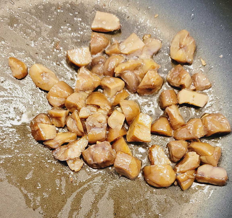 Image of Von den vakuumiert Marronen ⅓ beiseite stellen. Die schneidest du klein und brätst die Kastanienwürfelchenm während die Suppe köchelt, in der Pfanne knusprig an.